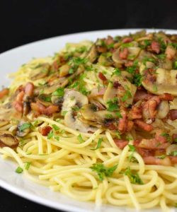 Espaguetis con champiñón al ajillo y beicon