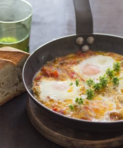 Huevos al plato al estilo vasco-francés