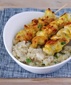 Pinchos de pollo al curry con quinoa