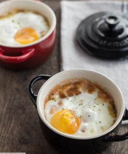 Huevos al horno con falso pisto y provolone